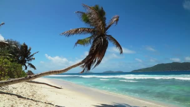 Hermosa vista de la playa de Seychelles en La Digue — Vídeo de stock