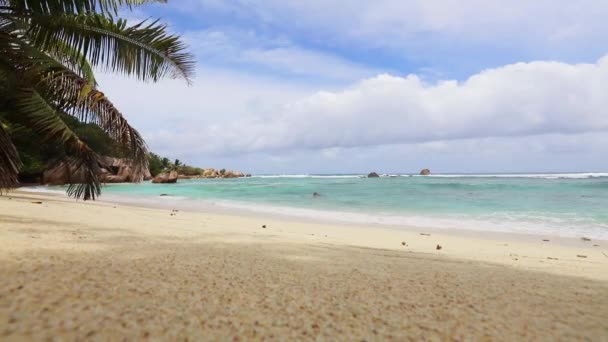 Gyönyörű kilátás a Seychelle-szigetek strand: La Digue — Stock videók