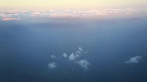 Bela vista de avião acima das nuvens — Vídeo de Stock