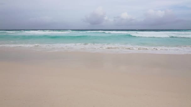 Olas marinas sobre la playa de arena — Vídeos de Stock