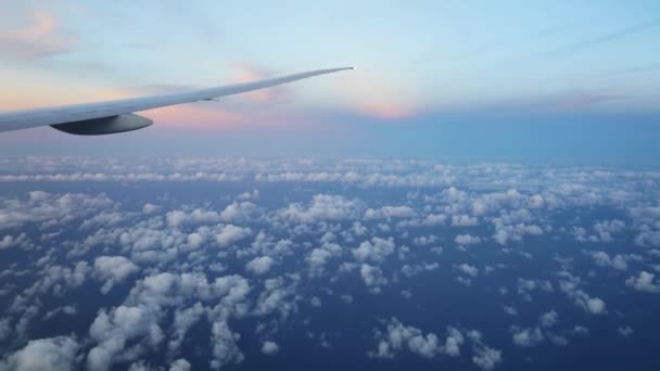 Prachtige vliegtuig weergave boven wolken — Stockvideo