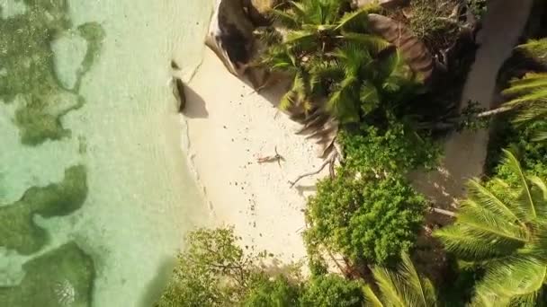 Movimiento aéreo de la playa de Seychelles en La Digue — Vídeo de stock