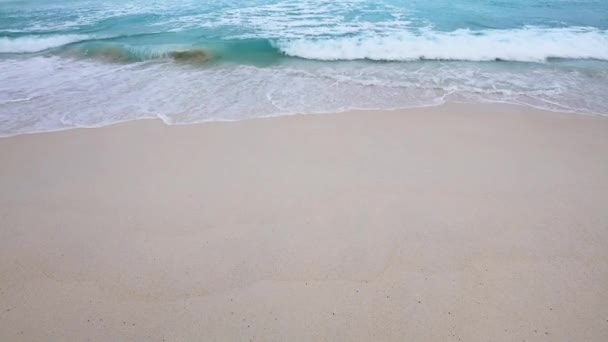 Fale morskie nad piaszczystą plażą — Wideo stockowe