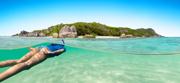 Young woman snorkling next to tropical island — Stock fotografie