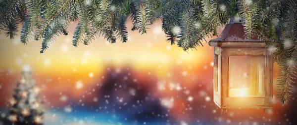 Рождественский фонарь в свете заката — стоковое фото