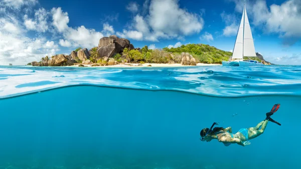 Jeune femme plongée avec tuba à côté de l'île tropicale — Photo