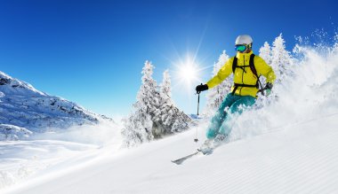 Kayakçı yokuş aşağı çalışan pist üzerinde