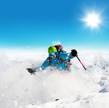 Freeride kayakçı yokuş aşağı çalışan pist üzerinde