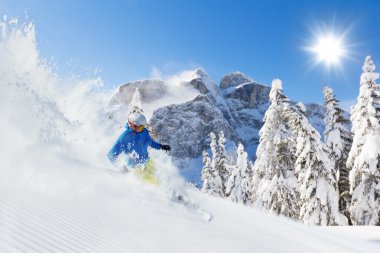 Kayakçı yokuş aşağı çalışan pist üzerinde