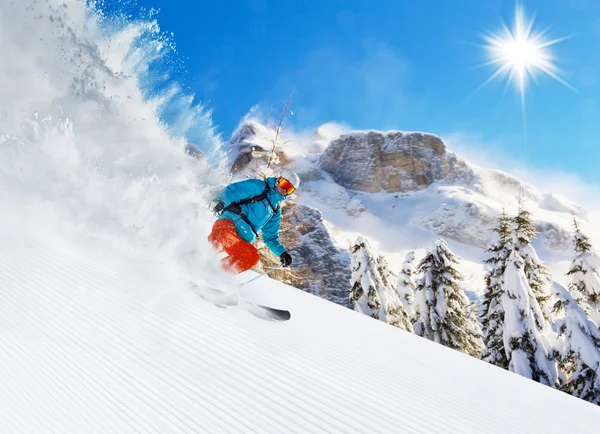 Skier на трасі біжить вниз — стокове фото