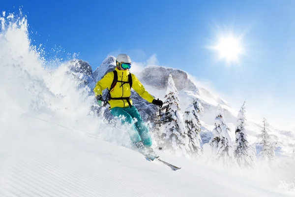 Skiër op piste lopen bergafwaarts — Stockfoto