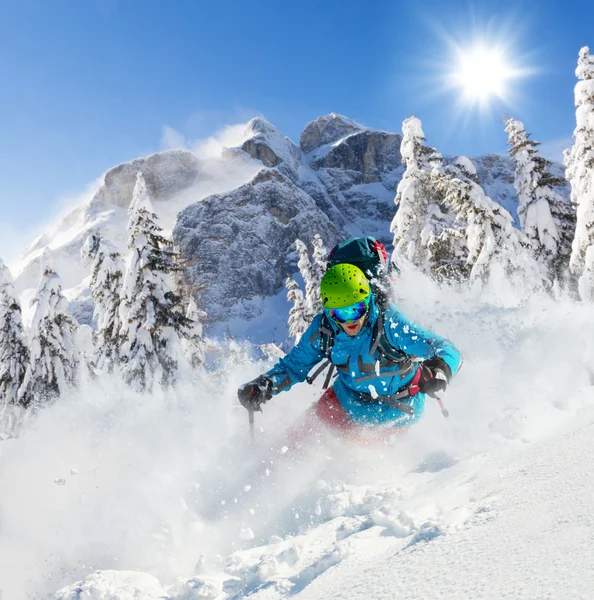 Freeride esquiador em pista descendo — Fotografia de Stock
