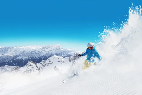 Skiër op piste lopen bergafwaarts — Stockfoto