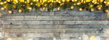 Noel ışıkları ile ahşap dekorasyon