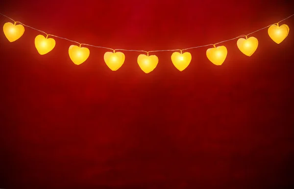 Κρέμονται τα φώτα της καρδιάς σε σχοινί με κόκκινο φόντο — Φωτογραφία Αρχείου