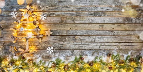 Vánoční strom s dekorace na dřevě — Stock fotografie