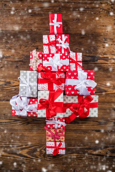 圣诞礼品盒在树的形状 — 图库照片