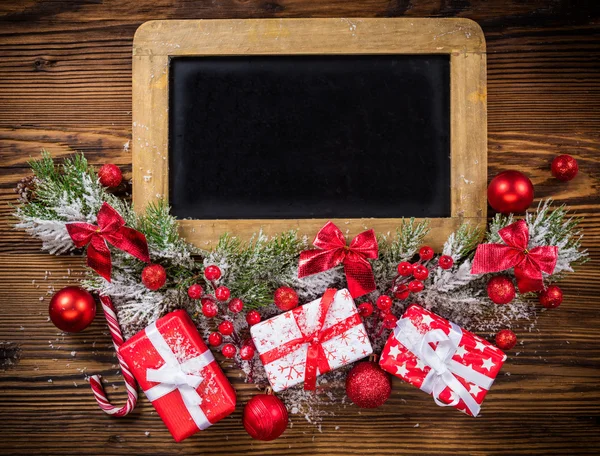 Caixas de presente de Natal com quadro-negro vazio — Fotografia de Stock