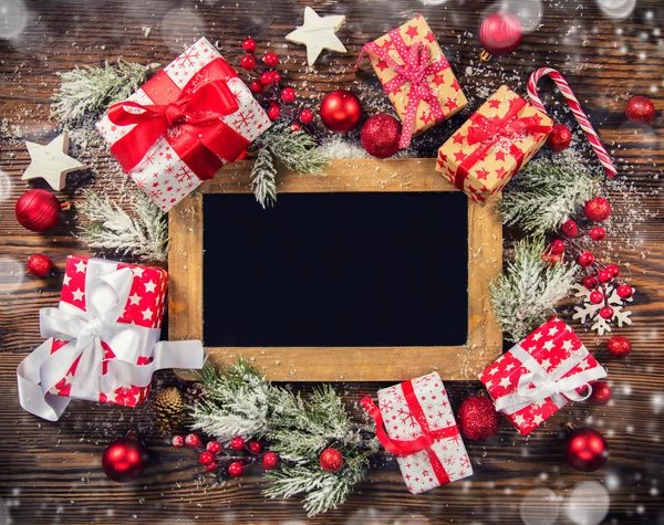 Kerst geschenkdozen met leeg schoolbord — Stockfoto