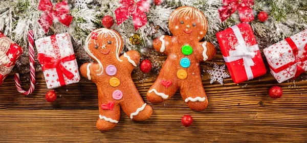 Weihnachtsgeschenkboxen auf Holzplanken platziert — Stockfoto