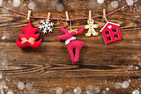 木の板に置かれたクリスマスの装飾 — ストック写真
