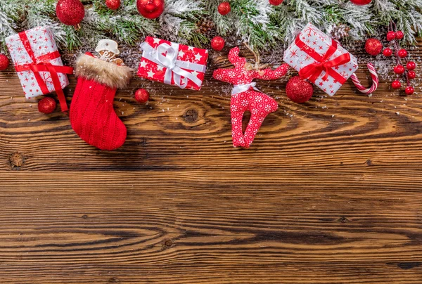 Boîtes cadeaux de Noël placées sur des planches en bois — Photo