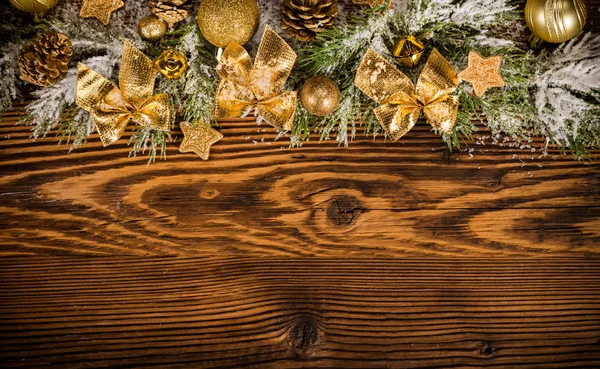 Χριστουγεννιάτικη διακόσμηση με κλαδιά έλατου σε ξύλο — Φωτογραφία Αρχείου
