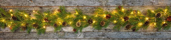 Luzes de Natal com decoração em madeira — Fotografia de Stock