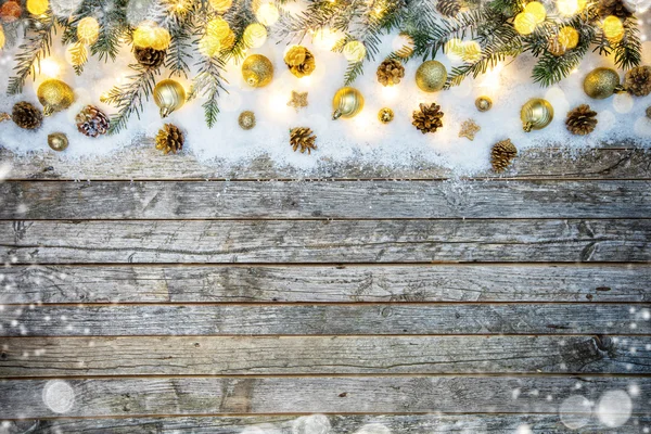 Decoración de Navidad en tablones de madera viejos —  Fotos de Stock