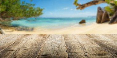 Arka plan üzerinde tropikal plaj ile boş ahşap plakalar