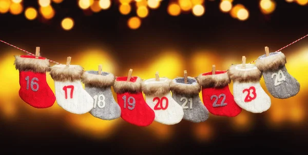 Adventskalender auf verschwommenem Hintergrund — Stockfoto