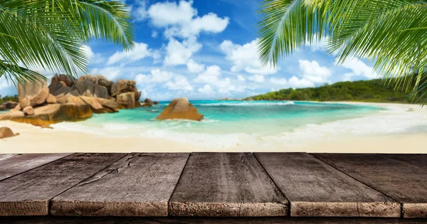 Порожні дерев'яні дошки з тропічним пляжем на фоні — стокове фото
