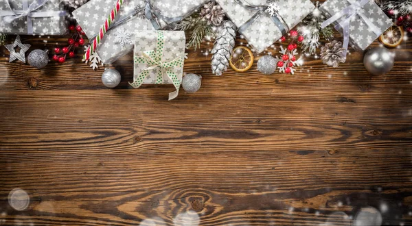 Cajas de regalo de Navidad colocadas en tablones de madera — Foto de Stock