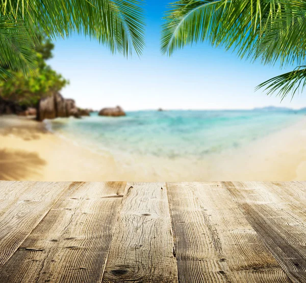 Leere Holzplanken mit tropischem Strand im Hintergrund — Stockfoto
