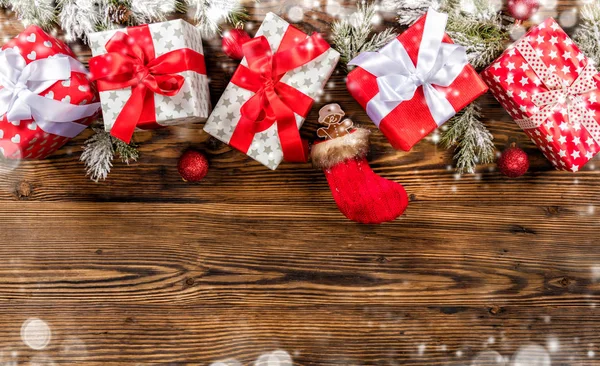 Weihnachtsgeschenkboxen auf Holzplanken platziert — Stockfoto