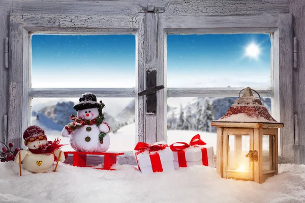 Vintage trä fönster har utsikt över vinterlandskap. — Stockfoto
