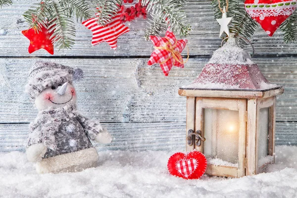木材の燃焼ランタンとクリスマス装飾 — ストック写真