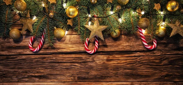 Kerstdecoratie geplaatst op houten planken — Stockfoto