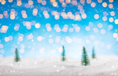 Minyatür oyuncak ağaçları kış ormana.