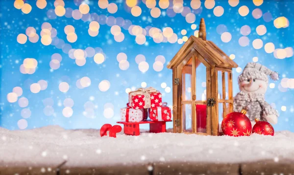 Рождественский фон со снеговиком и фонарем — стоковое фото