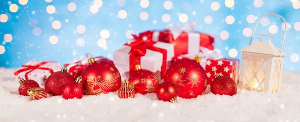Vánoční pozadí s červeným dekorace — Stock fotografie