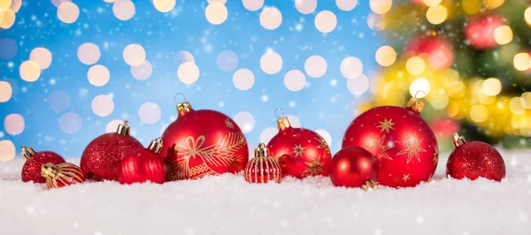 Noel arka plan kırmızı dekorasyon topları ile — Stok fotoğraf
