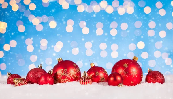 Vánoční pozadí s červenými dekorace koule — Stock fotografie