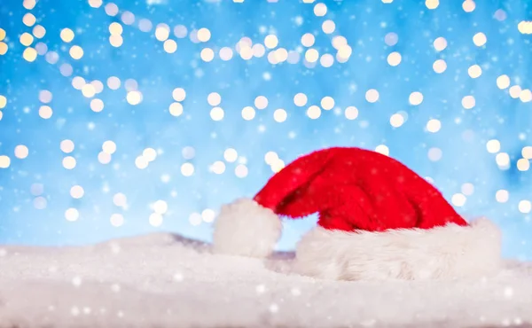 Santa cap on snow pile — Stock Photo, Image