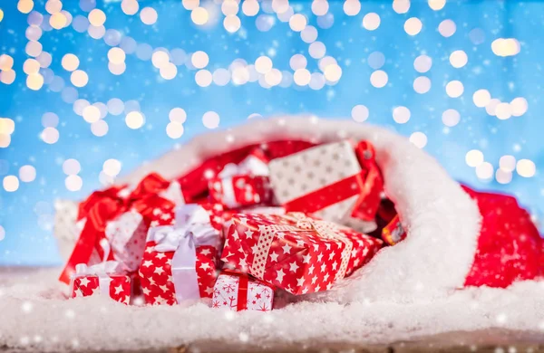 Santa tas met stapel geschenken — Stockfoto