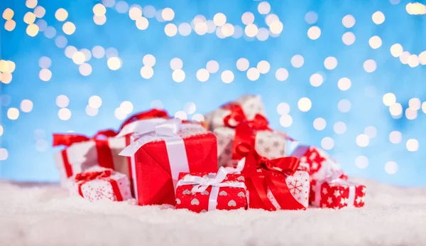 Jul bakgrund med högen av gåvor — Stockfoto