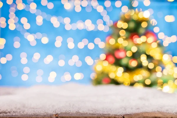 Suddig abstrakt gyllene spotlights med julgran — Stockfoto