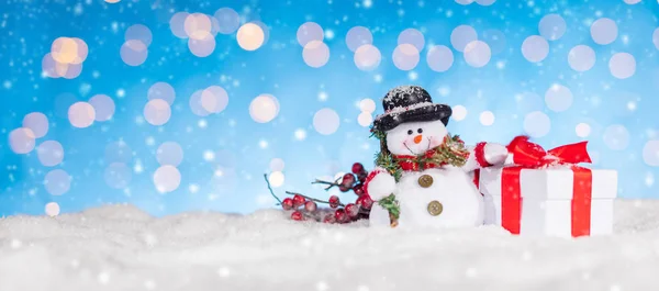 Jul bakgrund med snögubbe och gåvor — Stockfoto