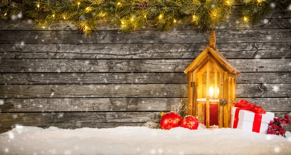 Vánoční pozadí s dary a Lucerna — Stock fotografie