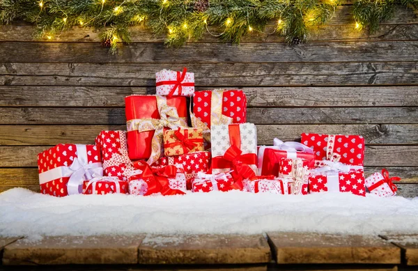 Sfondo di Natale con mucchio di regali — Foto Stock